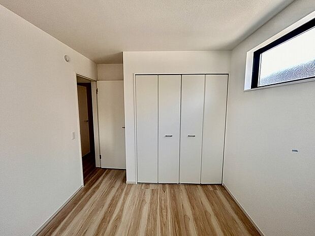 衣類の整理整頓に嬉しいクローゼット付きのお部屋。お子様のお部屋としても便利です。 