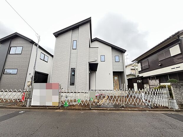 モダンなモノトーンの外観が、洗練された住まいの印象を与えます。勾配天井がもたらす開放感と、窓から広がる穏やかな時間をお過ごしください