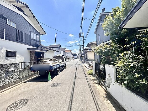 近隣街並み 周辺は低層住宅が建ち並ぶ閑静な住環境です。（10m）