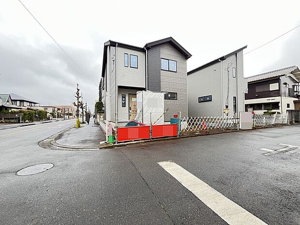 前面道路は広く、駐車がしやすいです。駐車スペース2台分ございます。 