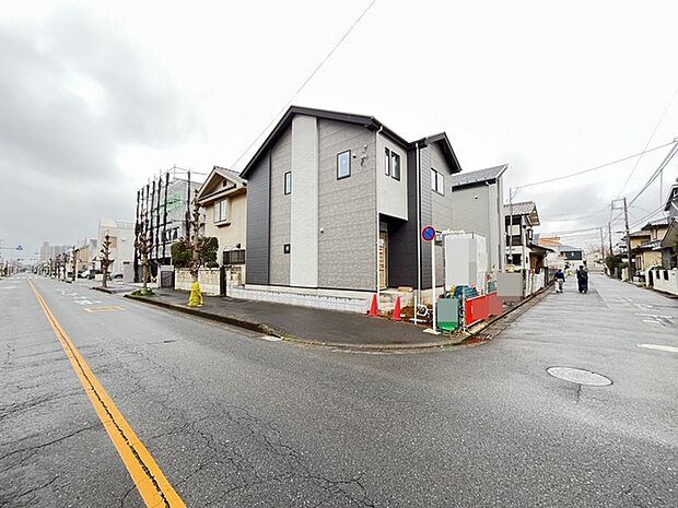 モダンな街並みに調和する、洗練されたデザイン性の高い外観。閑静な住宅街に佇み、ゆとりのある暮らしを想像させます。街へのお出かけにも便利なアクセスで、日々の生活に彩りを添える住まいです  