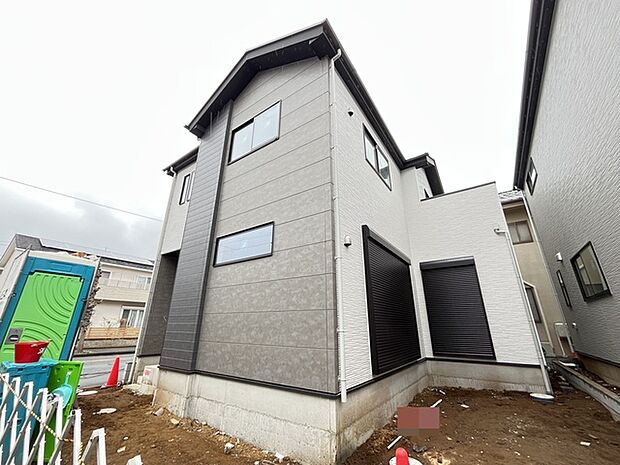 モノトーンでまとめられた外観は、都会的で洗練された印象を与えます。住まう人の個性を引き立てる、シンプルながらも存在感のある佇まいです 