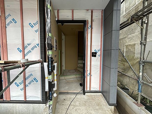 気持ちよくご家族やゲストを送迎できるスタイリッシュでスッキリとした玄関です。 