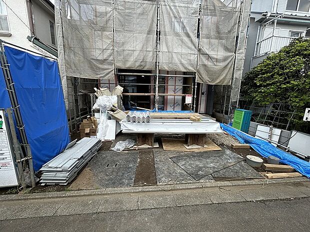 セカンドカーや来客時にも便利なカースペース2台分ございます。 