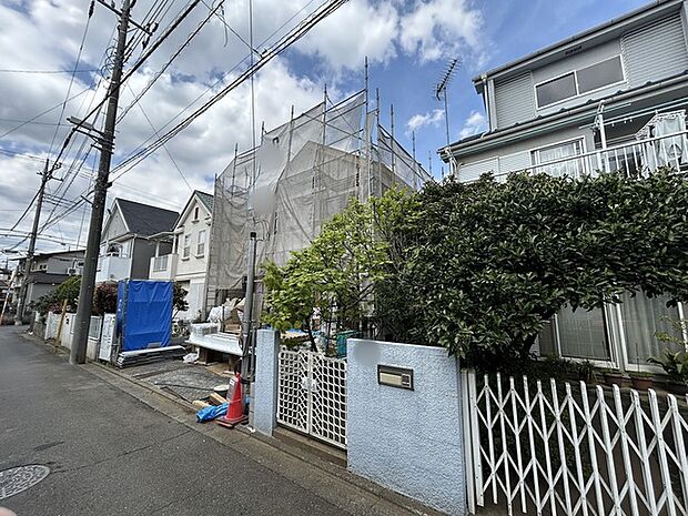 戸建てが立ち並ぶ静かな住宅街。四季折々の移り変わりを感じながら自然と楽しみ、暮らす、そんな毎日を日々の中で感じられる住環境 