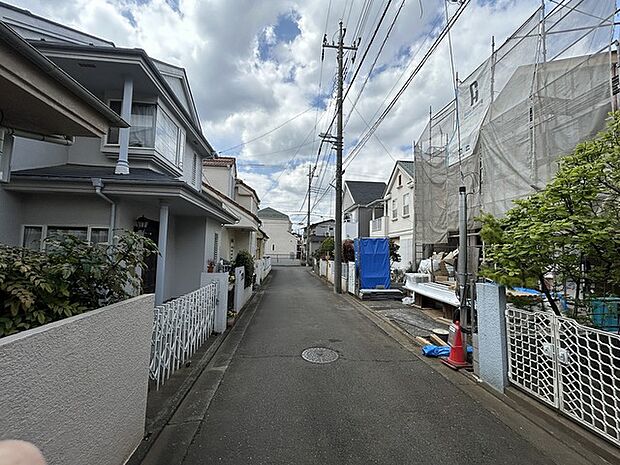 セカンドカーや来客時にも便利なカースペース2台分ございます。