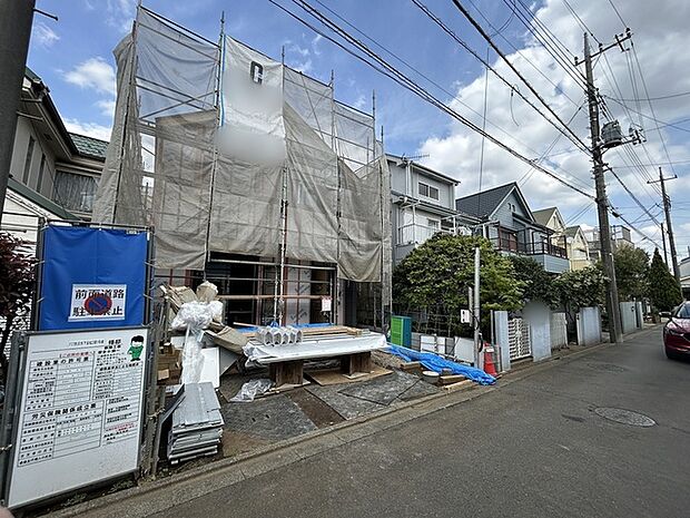前面道路車通りも少なく落ち着いて駐車がしやすいです。駐車スペースは2台分ございます。