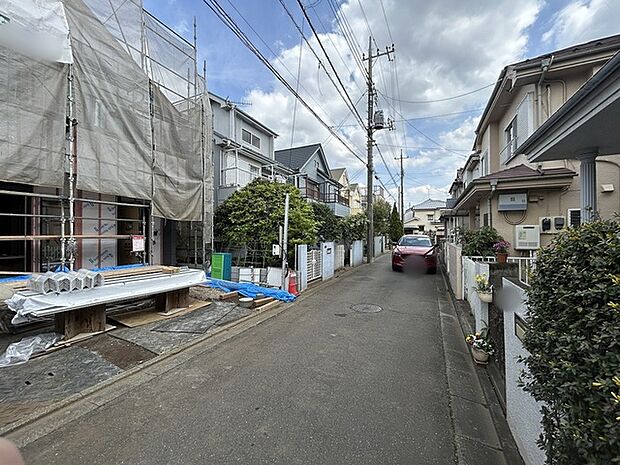 南道路に面しており日中もたくさんの陽が入ります。風通りや周辺環境など実際に現地にてご確認ください。
