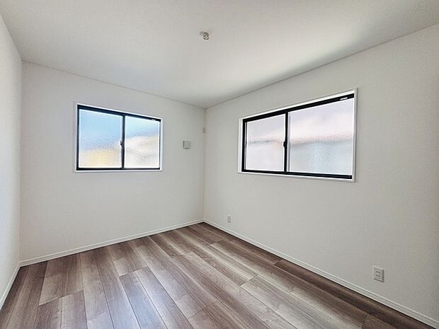 大きな開口部から明るい光が差し込む、日中の室内の明るさがこの部屋の魅力です。