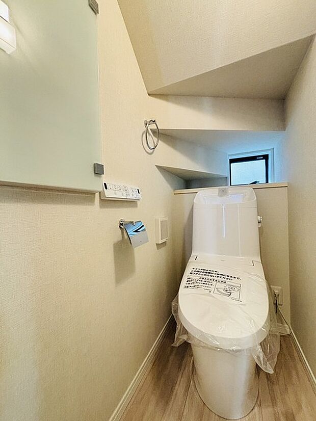 ウォシュレット機能付きのトイレ。換気のしやすい窓付きで、収納もあり実用性も兼ね備えた造り。  