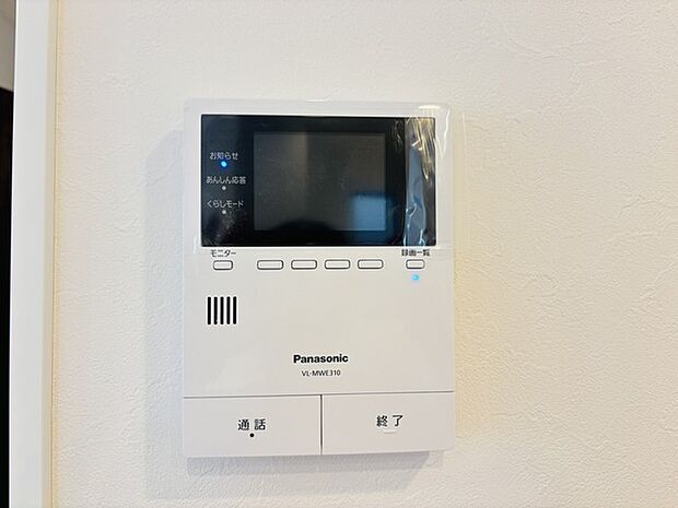 録画機能もあり、どのような人が何時に来訪されたのかが分かります。防犯上はもちろん、お届け物などの把握にも便利です。ライトが付いているので、夜間でも安心です。  