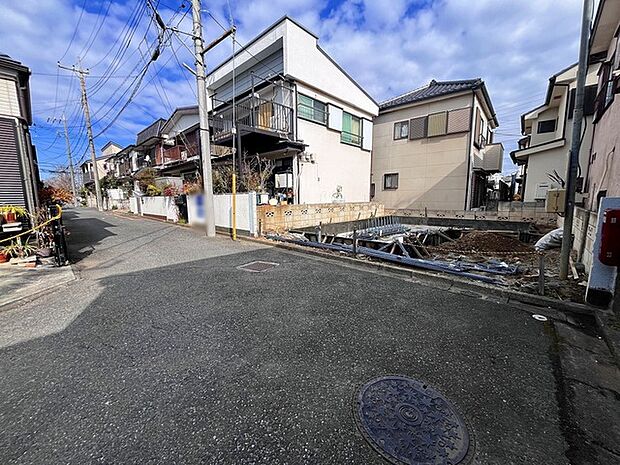 戸建てが立ち並ぶ静かな住宅街。四季折々の移り変わりを感じながら自然と楽しみ、暮らす、そんな毎日を日々の中で感じられる住環境 