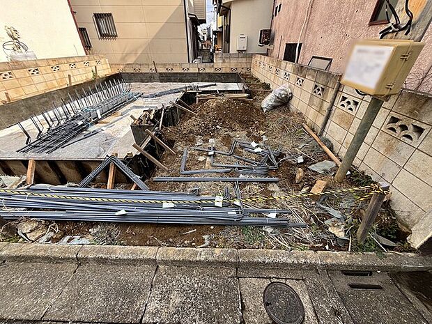 カースペースは1台駐車できます。車庫の出し入れのしやすさなど、実際に現地にてご確認ください。