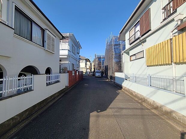 戸建てが立ち並ぶ静かな住宅街。四季折々の移り変わりを感じながら自然と楽しみ、暮らす、そんな毎日を日々の中で感じられる住環境