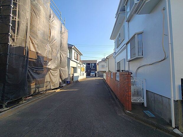 戸建てが立ち並ぶ静かな住宅街。四季折々の移り変わりを感じながら自然と楽しみ、暮らす、そんな毎日を日々の中で感じられる住環境