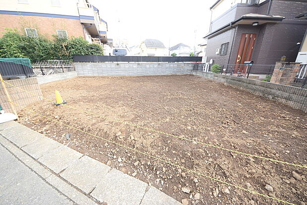 戸建てが立ち並ぶ静かな住宅街。四季折々の移り変わりを感じながら自然と楽しみ、暮らす、そんな毎日を日々の中で感じられる住環境