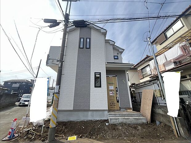 南側のお部屋から出入りできる、奥行きのあるワイドバルコニー。心地よい陽射しと暖かな風を楽しむことが出来ます。 