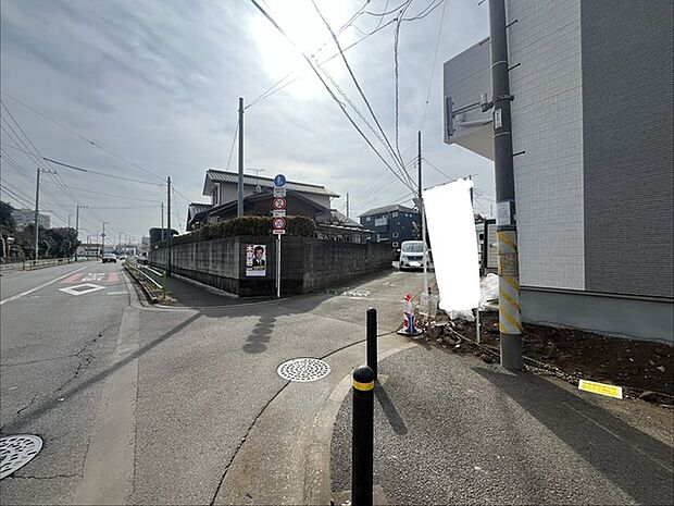 6m幅員の道路に面しておりお車の運転が苦手な方でも安心して出入りいただけます。