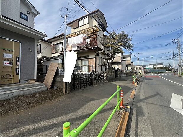 戸建てが立ち並ぶ静かな住宅街。四季折々の移り変わりを感じながら自然と楽しみ、暮らす、そんな毎日を日々の中で感じられる住環境 