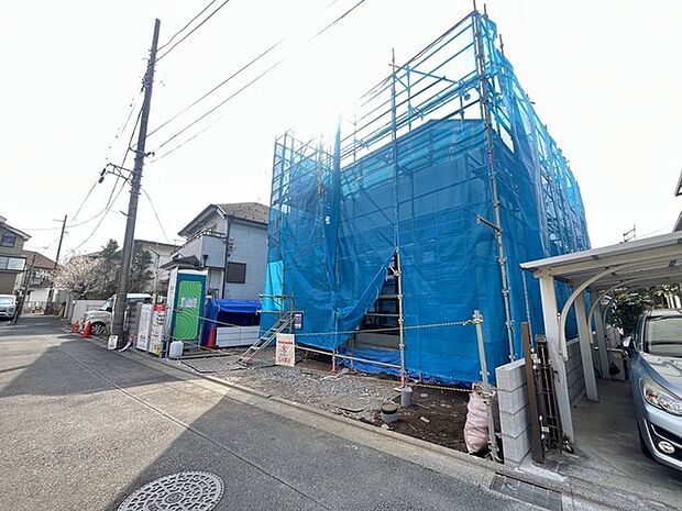 前面道路は広く、駐車がしやすいです。駐車スペース2台分ございます。