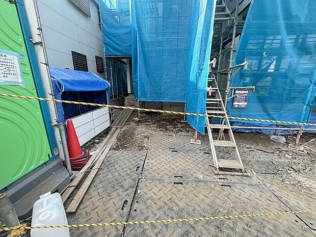 前面道路は広く、駐車がしやすいです。駐車スペース2台分ございます。