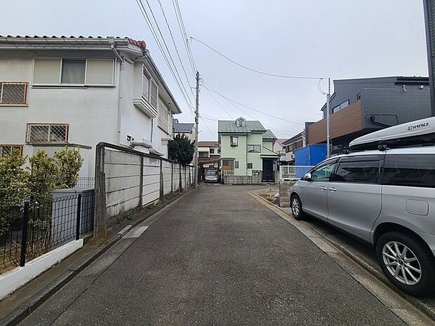 戸建てが立ち並ぶ静かな住宅街。四季折々の移り変わりを感じながら自然と楽しみ、暮らす、そんな毎日を日々の中で感じられる住環境 
