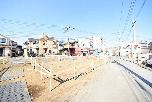 戸建てが立ち並ぶ静かな住宅街。四季折々の移り変わりを感じながら自然と楽しみ、暮らす、そんな毎日を日々の中で感じられる住環境