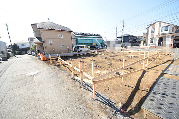 戸建てが立ち並ぶ静かな住宅街。四季折々の移り変わりを感じながら自然と楽しみ、暮らす、そんな毎日を日々の中で感じられる住環境