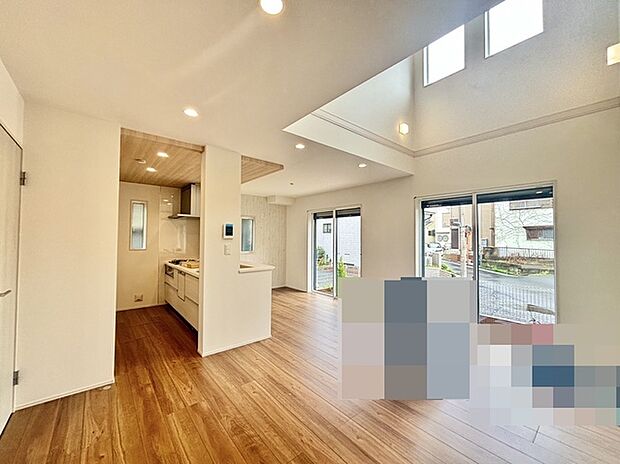 夕食の時間。家族、友人、両親、親戚との会話がより料理を美味しくしてくれる。あっという間に時間が過ぎてしまう居心地の良さは、普段はほっとする空間としてここにあります。 