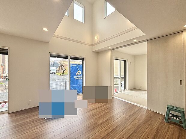 家族や友人、両親、親戚とこれから沢山の時間を紡ぐのだろう。そこを彩るのは窓から見える青い空、心地よい緑。そんなイメージが膨らむリビングスペース。 