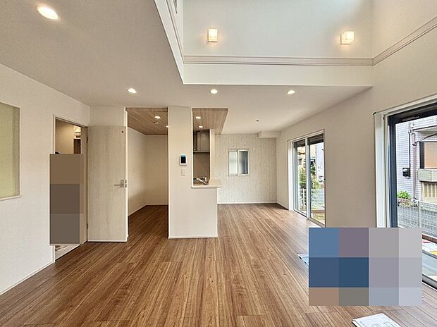 家族団欒のリビング。陽光差し込む食卓には家族の会話とスマイルが溢れます。いつまでもここで食卓を囲みたくなる、そう感じさせてくれるスペース。 