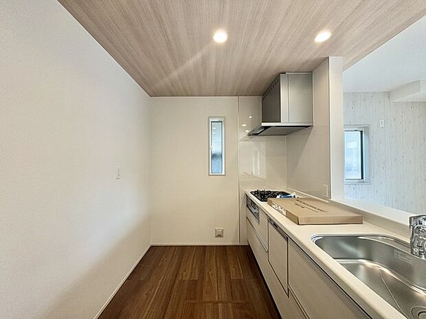 明るい光が降り注ぐ窓があるキッチンはお料理を作る時の気持ちもいつもより明るくなります。近くに窓があるので換気もしやすいですね。 