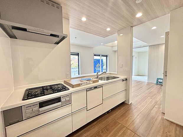 キッチンはオープンカフェスタイルだからリビングとの一体感はバッチリ。毎日のお料理時間も楽しくなりそうです。 