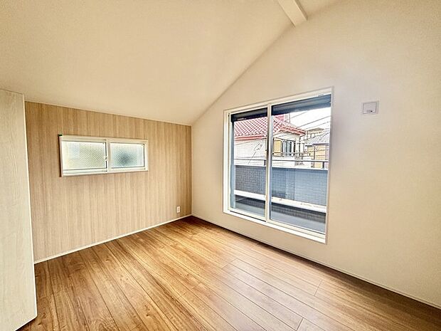 勾配天上の雰囲気が少し落ち着くなんて方も多いのでは。バルコニーにも面しているので日当たりの良いお部屋です。 