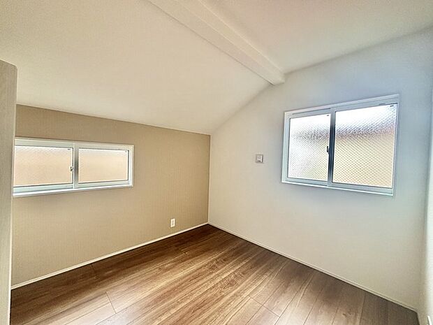 衣類の整理整頓に嬉しいクローゼット付きのお部屋。お子様のお部屋としても便利です。 