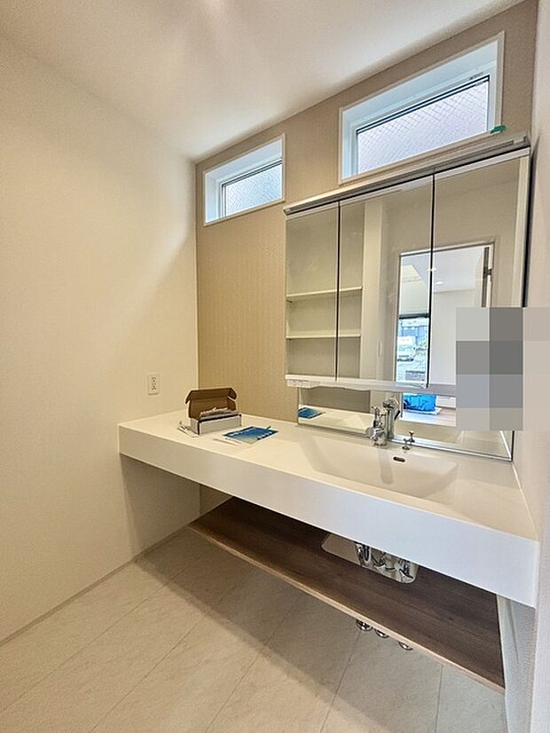 お出かけ前の身だしなみに一歩差がつく三面鏡。ミラー裏にはたっぷり収納もございます。 