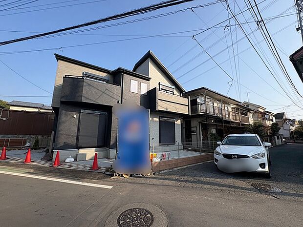 前面道路は広く、駐車がしやすいです。駐車スペース2台分ございます。 