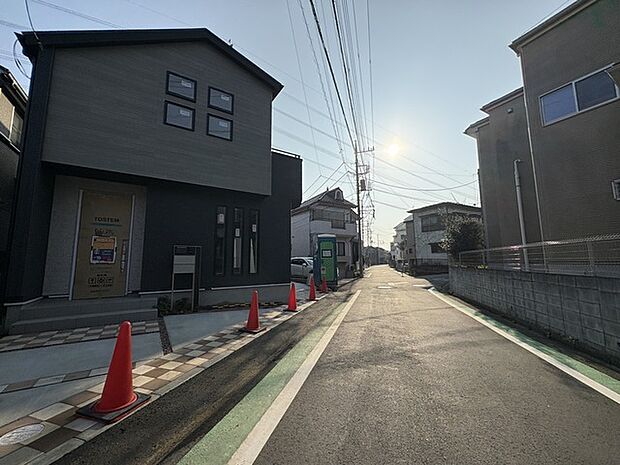 戸建てが立ち並ぶ静かな住宅街。四季折々の移り変わりを感じながら自然と楽しみ、暮らす、そんな毎日を日々の中で感じられる住環境 