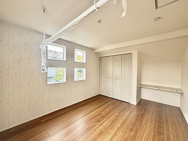 今からここを誰のお部屋にしようか、そんな洋室。大きさは8帖です。 