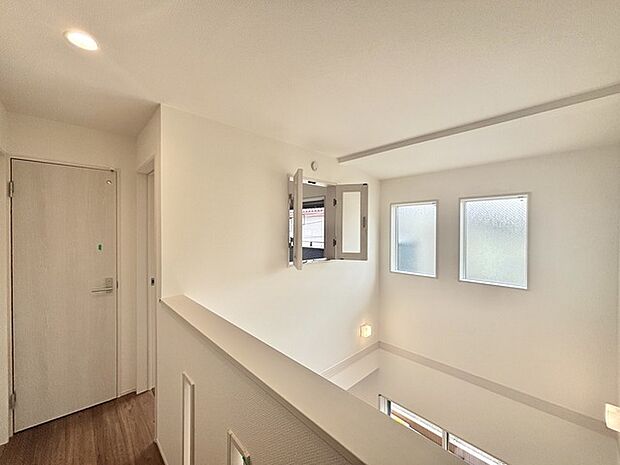 吹き抜けによって明るい日差しが差し込みます。