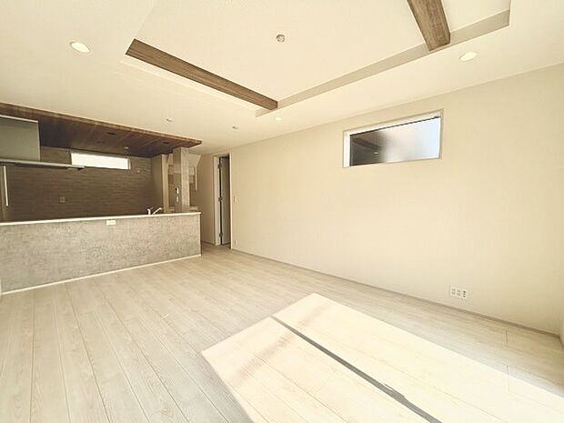 家族や友人、両親、親戚とこれから沢山の時間を紡ぐのだろう。そこを彩るのは窓から見える青い空、心地よい緑。そんなイメージが膨らむリビングスペース。