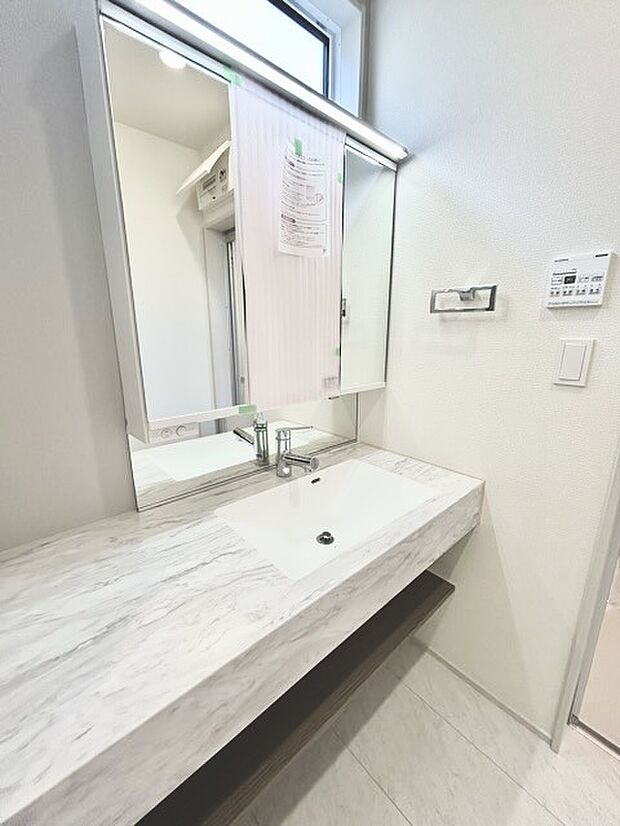 お出かけ前の身だしなみに一歩差がつく三面鏡。ミラー裏にはたっぷり収納もございます。 