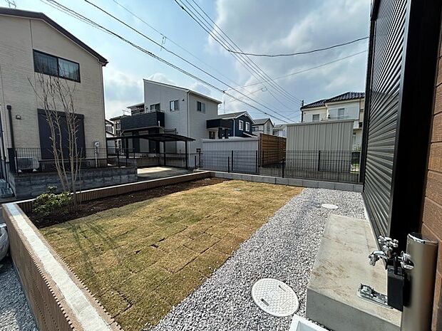 戸建てならではのお庭スペース。BBQやガーデニング、お子様のプールなど、、、、様々な楽しみ方ができるプライベート空間。ご家族皆さままで思いっきりお楽しみください。