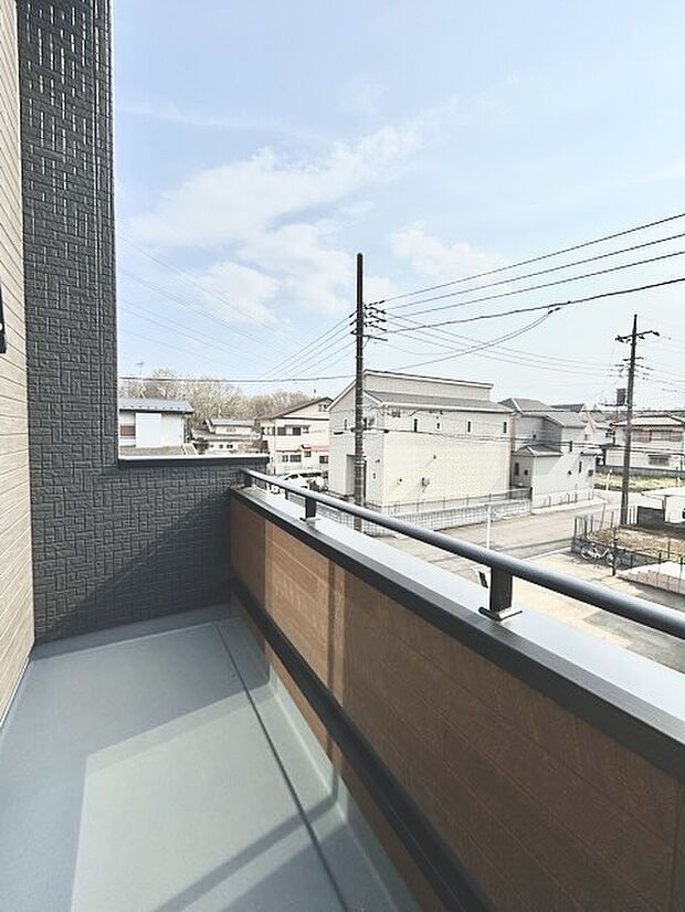 陽ざしが差込む明るいバルコニー。奥行きのあるバルコニーはお洗濯時に助かります。 