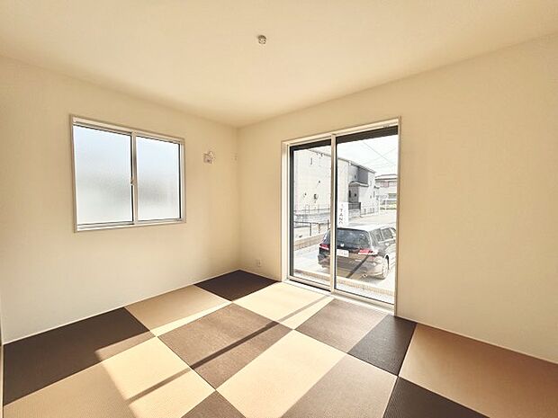 大きな開口部から明るい光が差し込む、日中の室内の明るさがこの部屋の魅力です。 