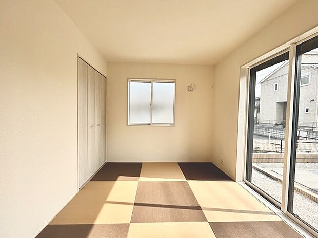 大きな開口部から明るい光が差し込む、日中の室内の明るさがこの部屋の魅力です。