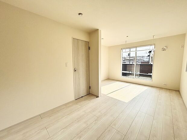 どんな家具にでも相性が良い清潔感ある白色調のクロスを採用。主張しすぎない配色、耐久性にも優れた床材は日々のメンテナンスも楽に、快適に過ごして頂けるよう考えられています。 