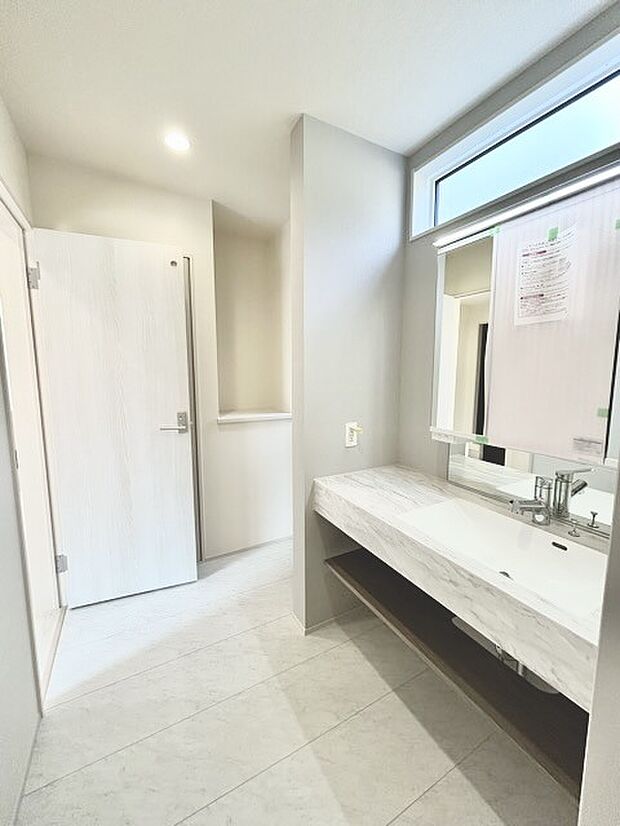 ゆとりの洗面スペースで朝の身支度もスムーズに行えます。