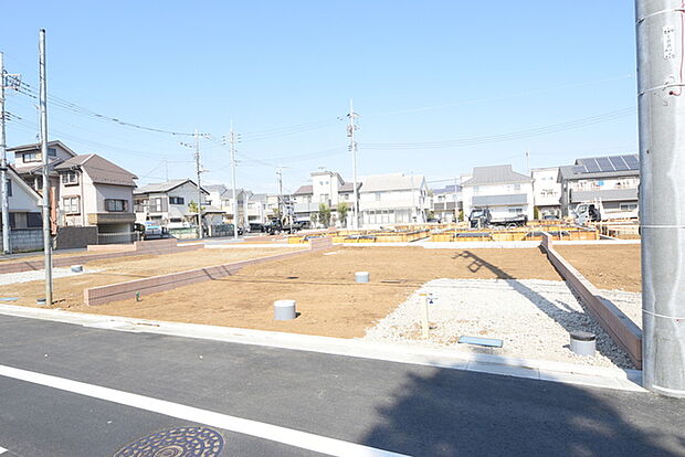 戸建てが立ち並ぶ静かな住宅街。四季折々の移り変わりを感じながら自然と楽しみ、暮らす、そんな毎日を日々の中で感じられる住環境 