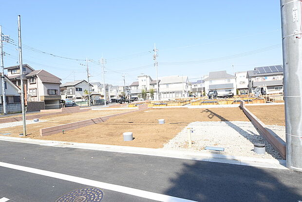 南道路に面しており日中もたくさんの陽が入ります。風通りや周辺環境など実際に現地にてご確認ください。 